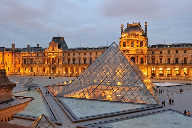 If you are thinking of spending Christmas or even the new year in Paris, here is a selection of the best places to visit in Paris. 