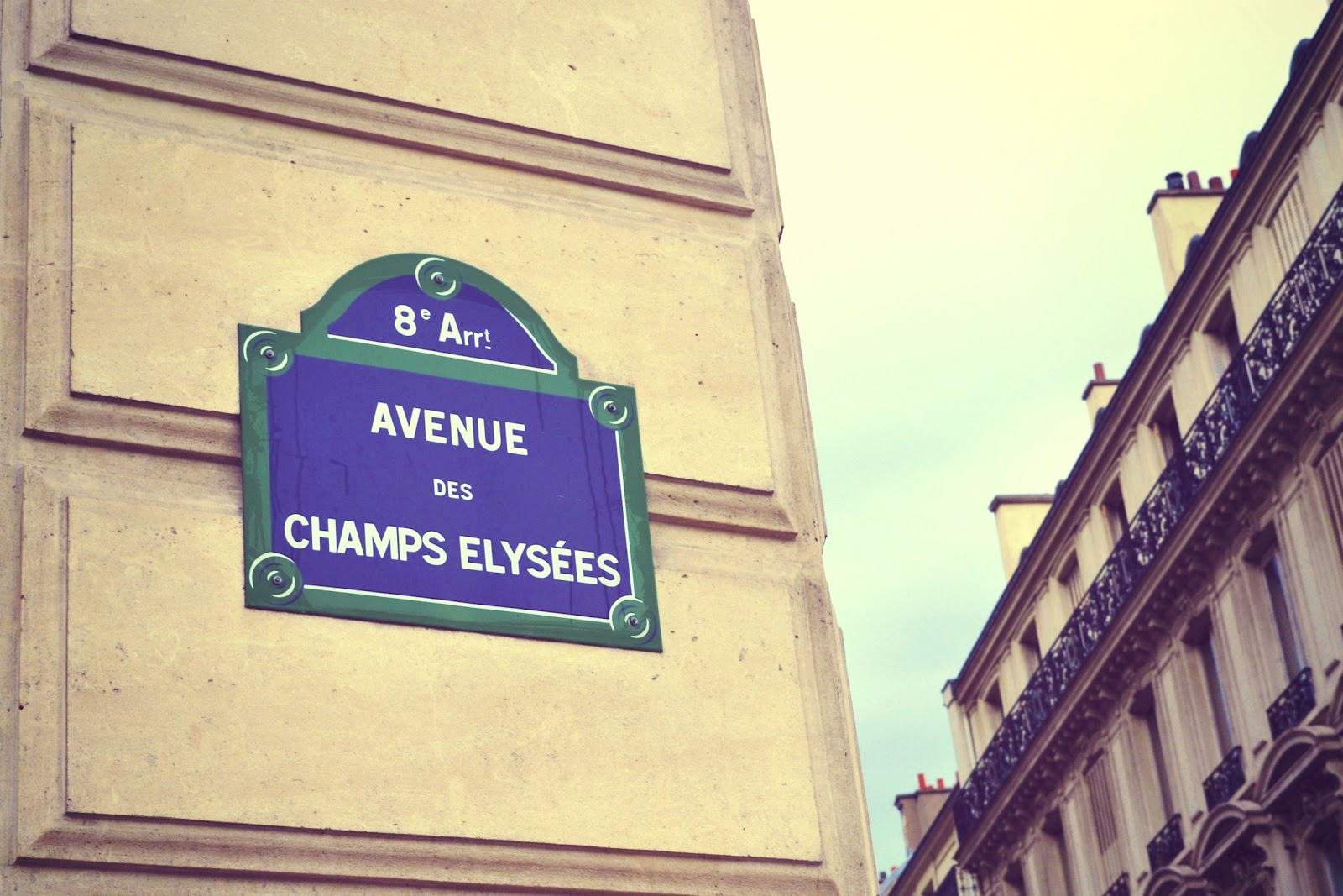 Avenue-des-Champs-Elysées-paris streets