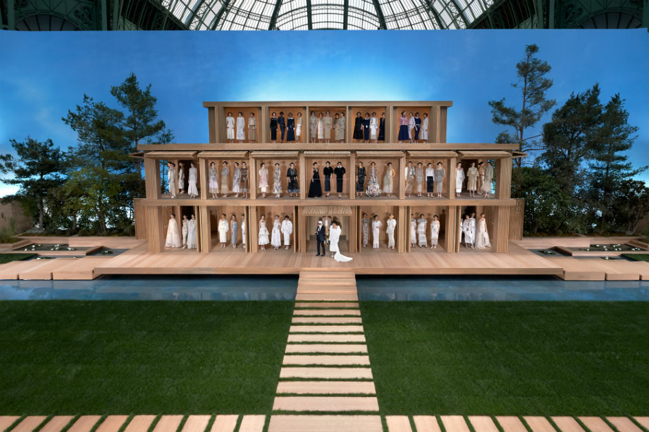2016 Paris Couture Week Chanel's Minimalist Wood House (1)