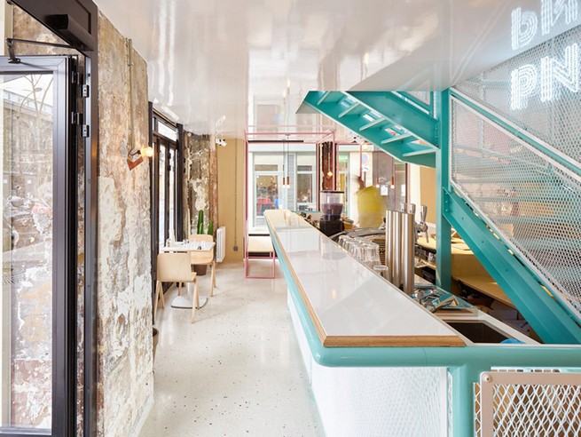 A Paris Restaurant That Serves Tasty Burgers And Colorful Interiors (16)