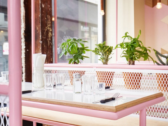 A Restaurant In Paris That Serves Tasty Burgers And Colorful Interiors (5)